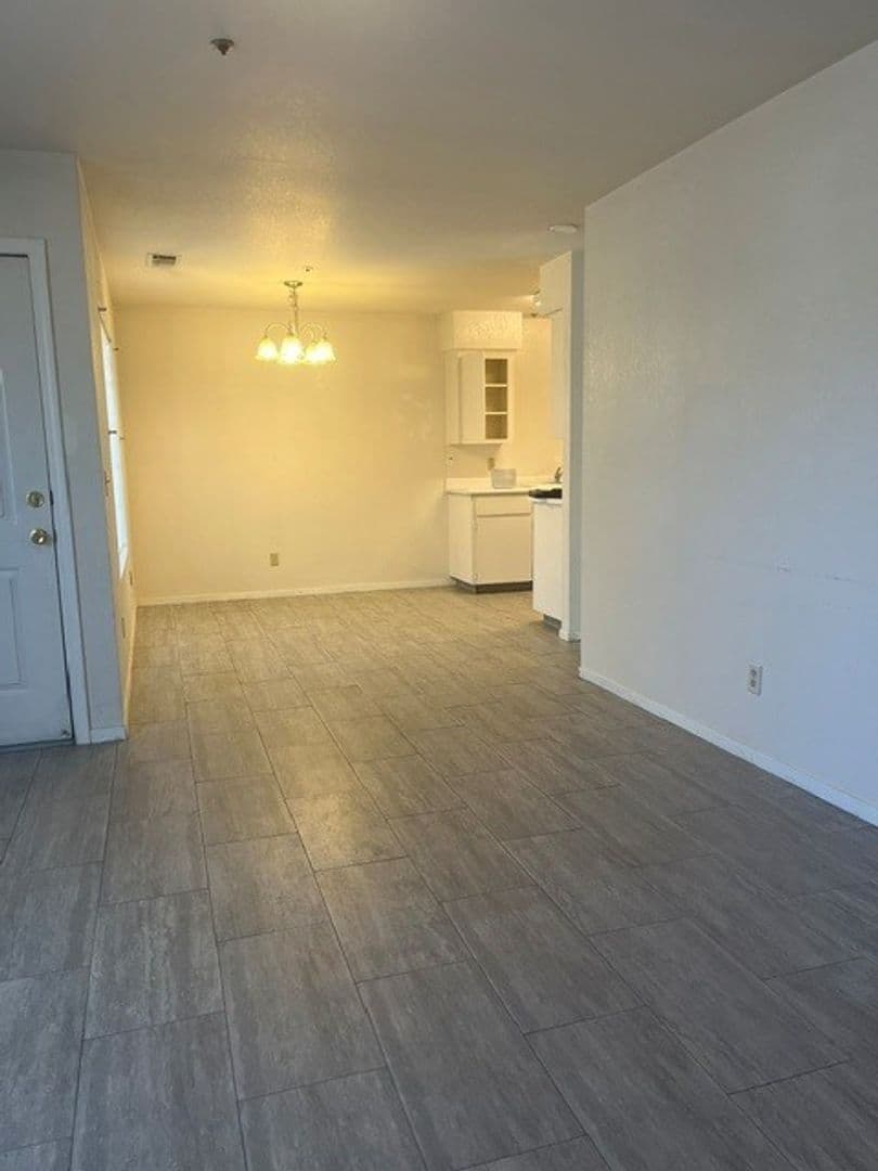 Visalia Apartment: Harter Ct.