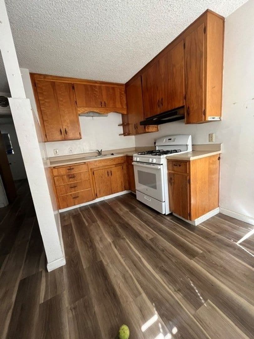 Visalia Apartment: 546 N. Floral Street
