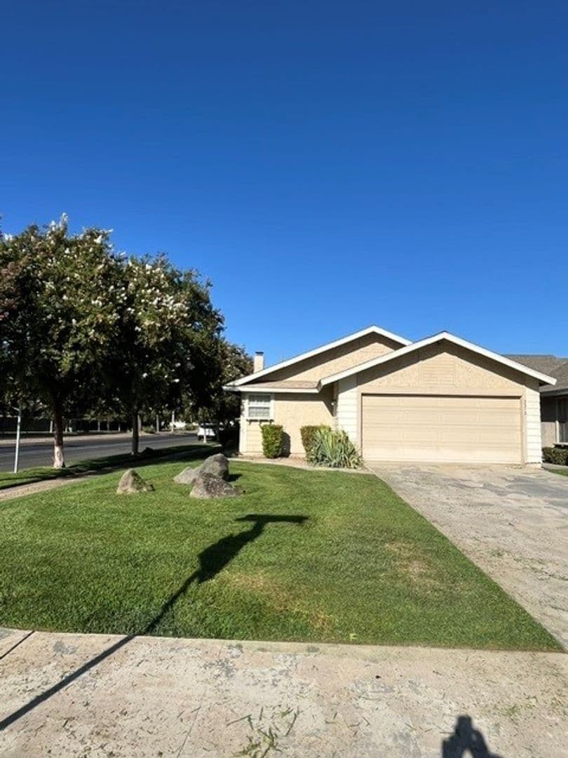 Visalia House: 2313 N. Gowdy Street