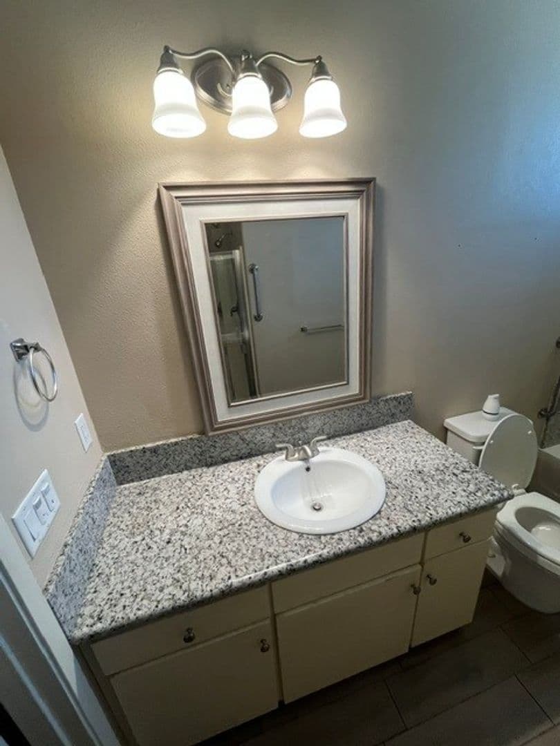 Visalia Apartment: Harter Ct.
