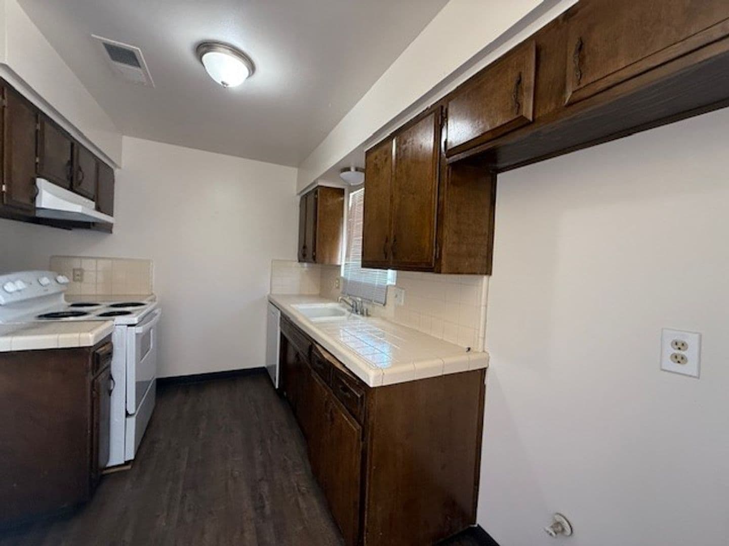 Tulare Apartment: Adams / Roosevelt