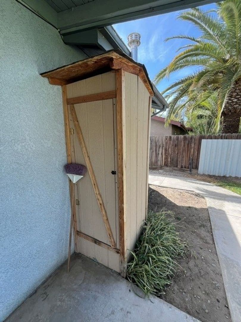 Tulare House: 1874 E. Bridger Ave.