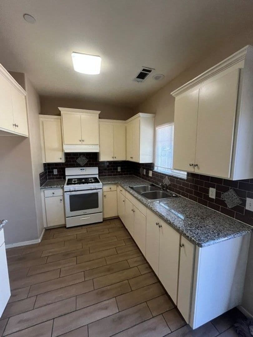 Visalia Apartment: Harter Ct.