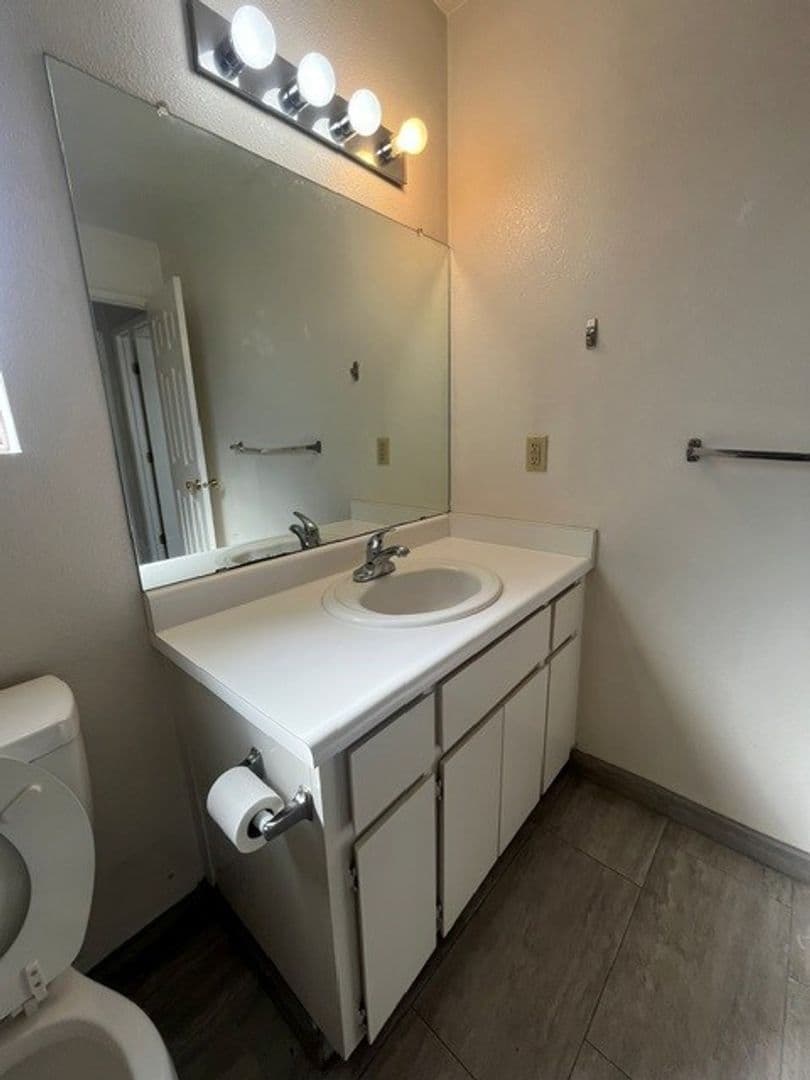 Visalia Apartment: Harter Ct.
