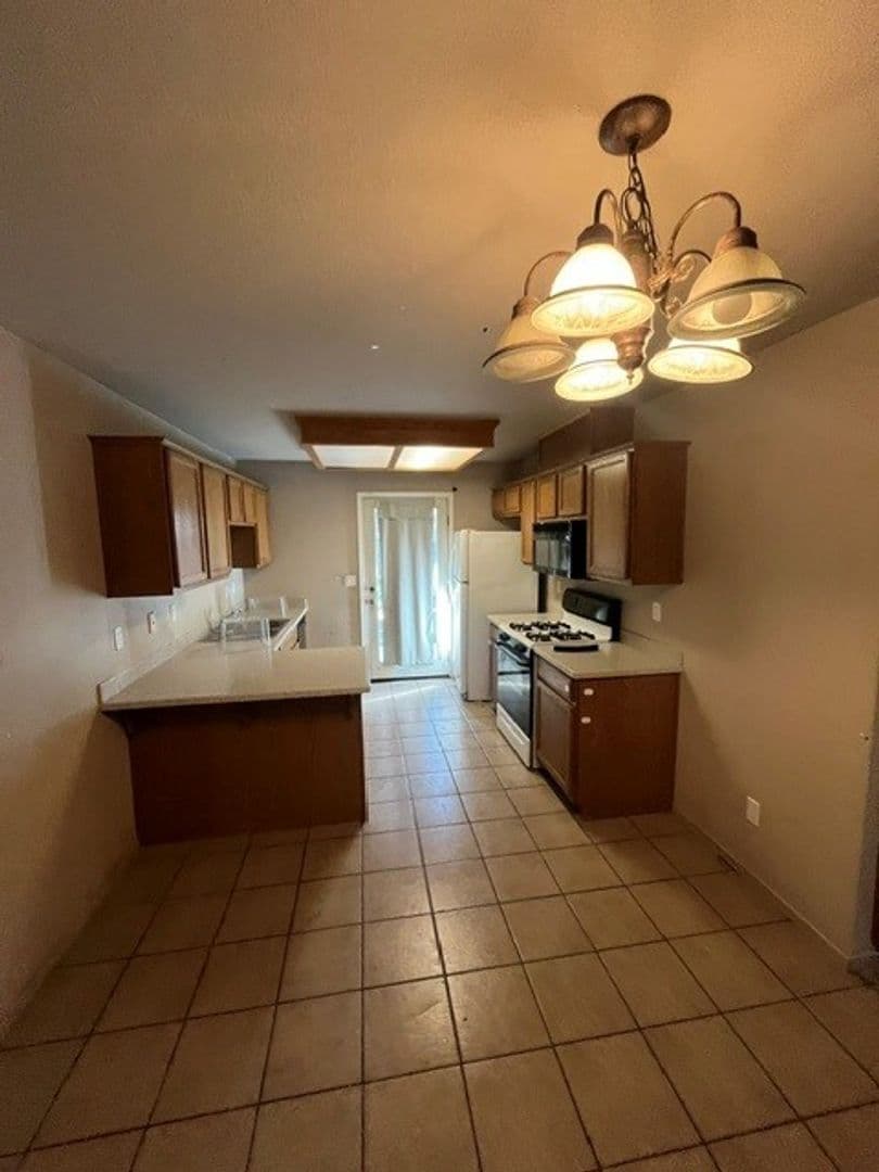 Tulare Apartment: 1909 E. Academy