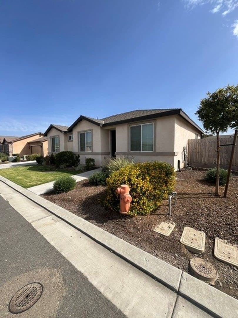 Visalia House: 3811 W. Nellis Avenue