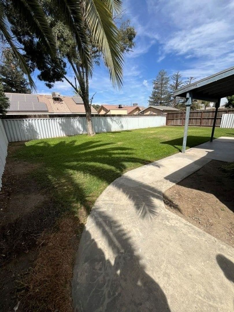 Tulare House: 1874 E. Bridger Ave.
