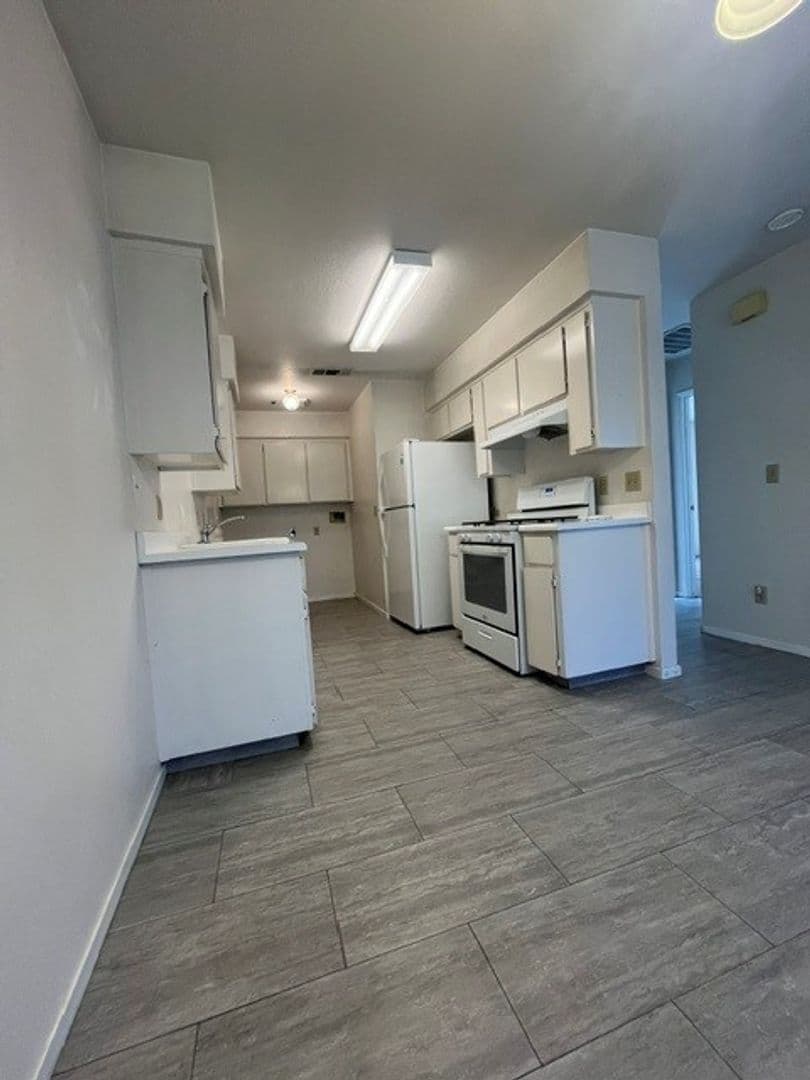 Visalia Apartment: Harter Ct.