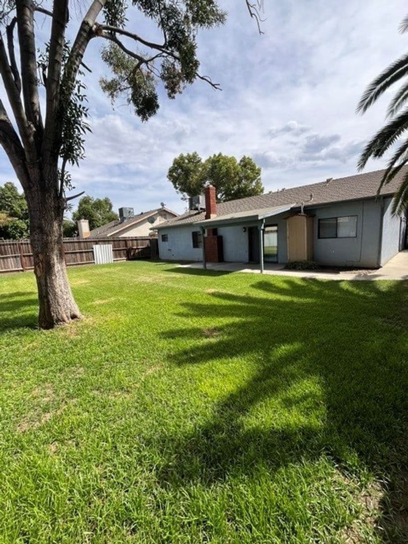 Tulare House: 1874 E. Bridger Ave.