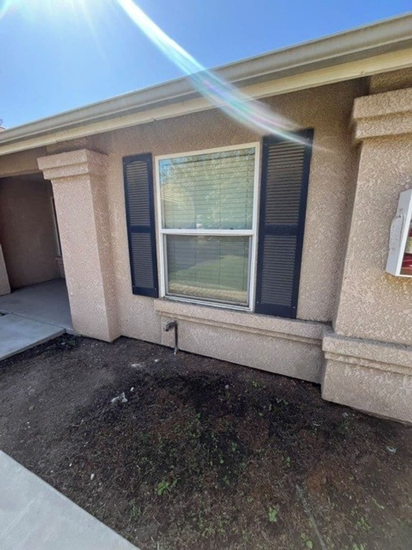 Tulare Apartment: 1909 E. Academy