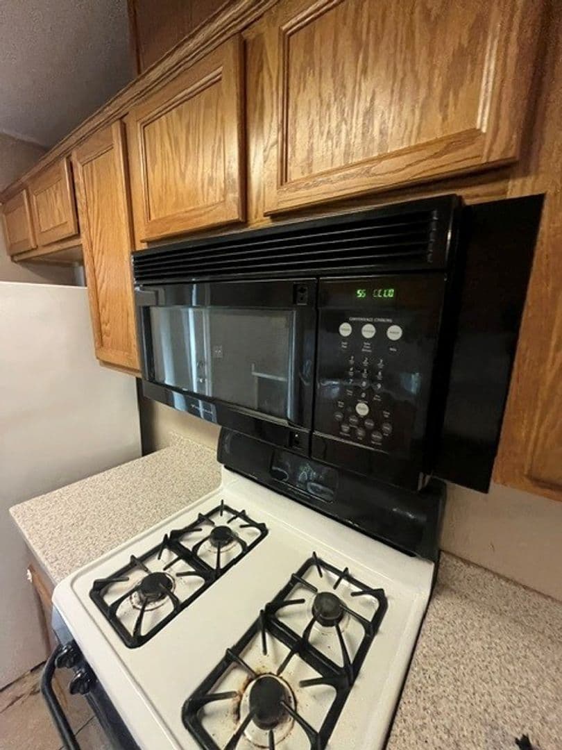 Tulare Apartment: 1909 E. Academy