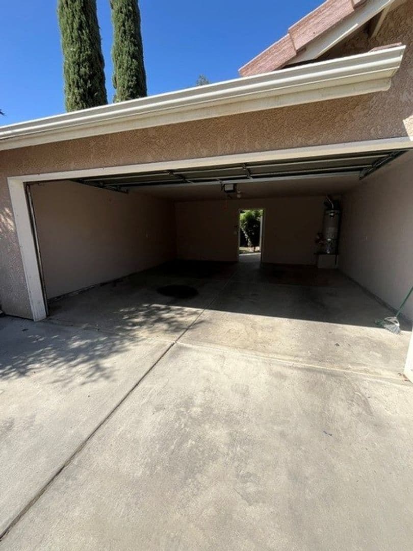 Tulare Apartment: 1909 E. Academy
