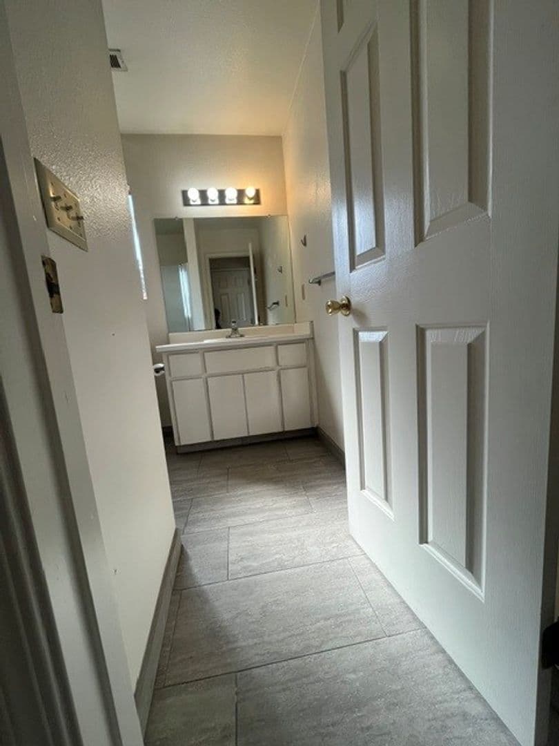 Visalia Apartment: Harter Ct.