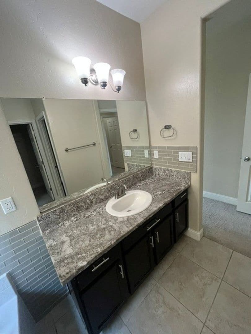 Lemoore House: 899 Cabrillo Street
