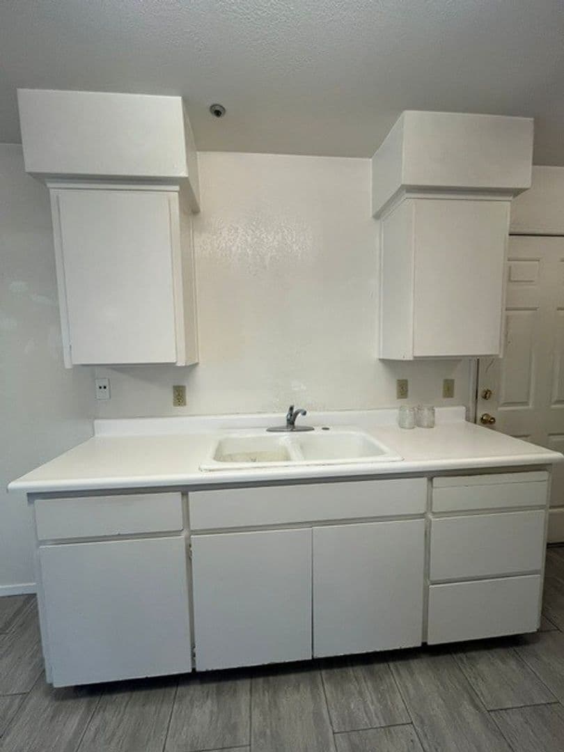 Visalia Apartment: Harter Ct.