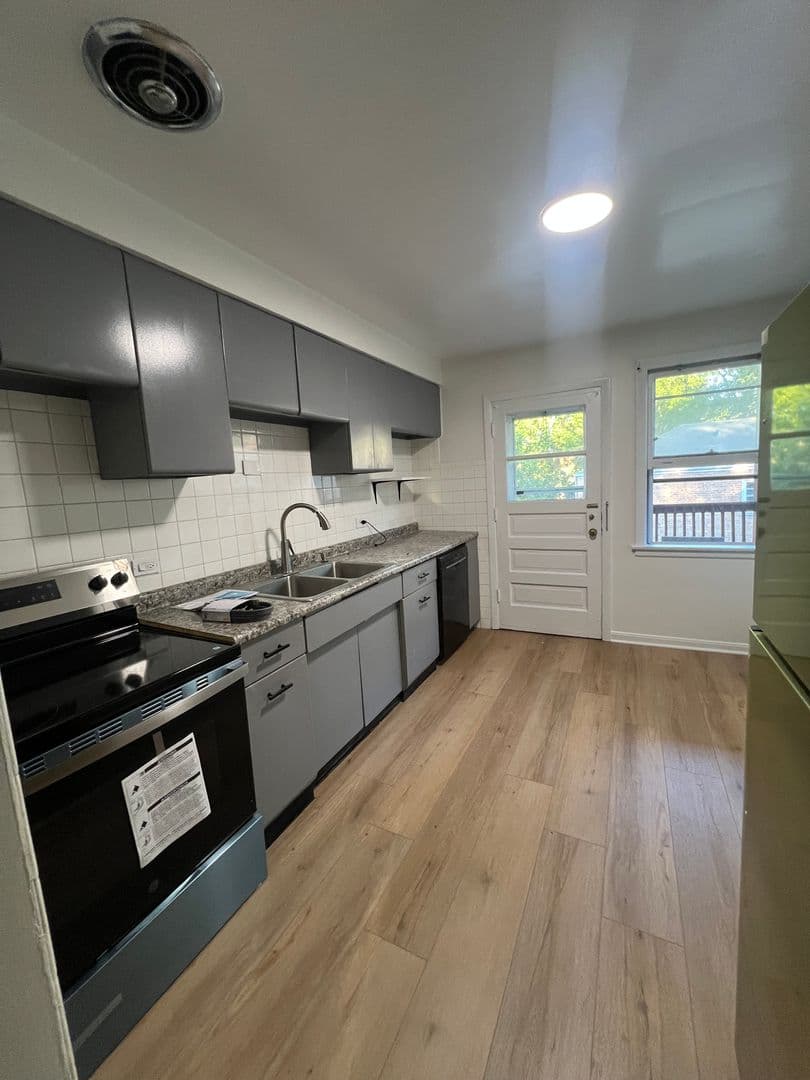 Evanston Apartment: 131 Ashland Ave. - 3S