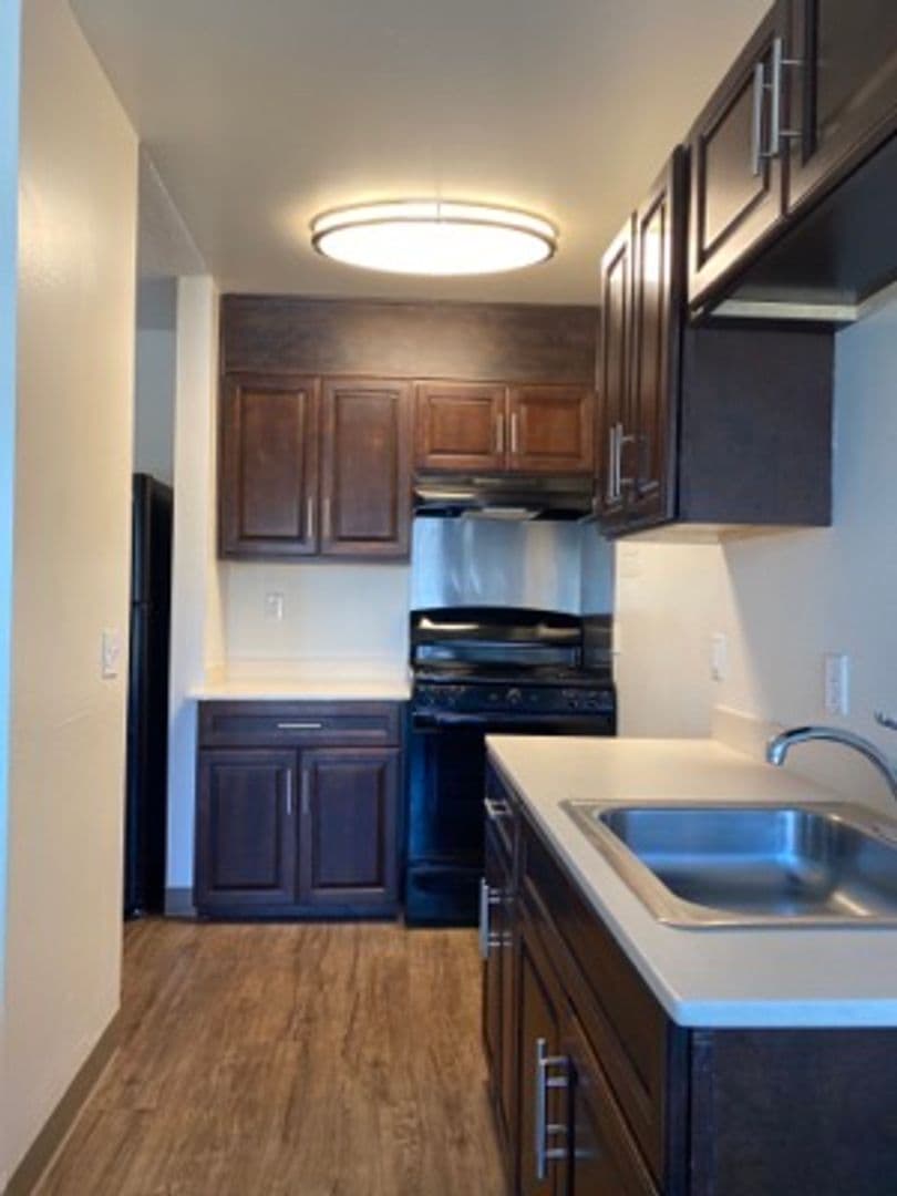 Anaheim Apartment: 225 Southwestern Ave