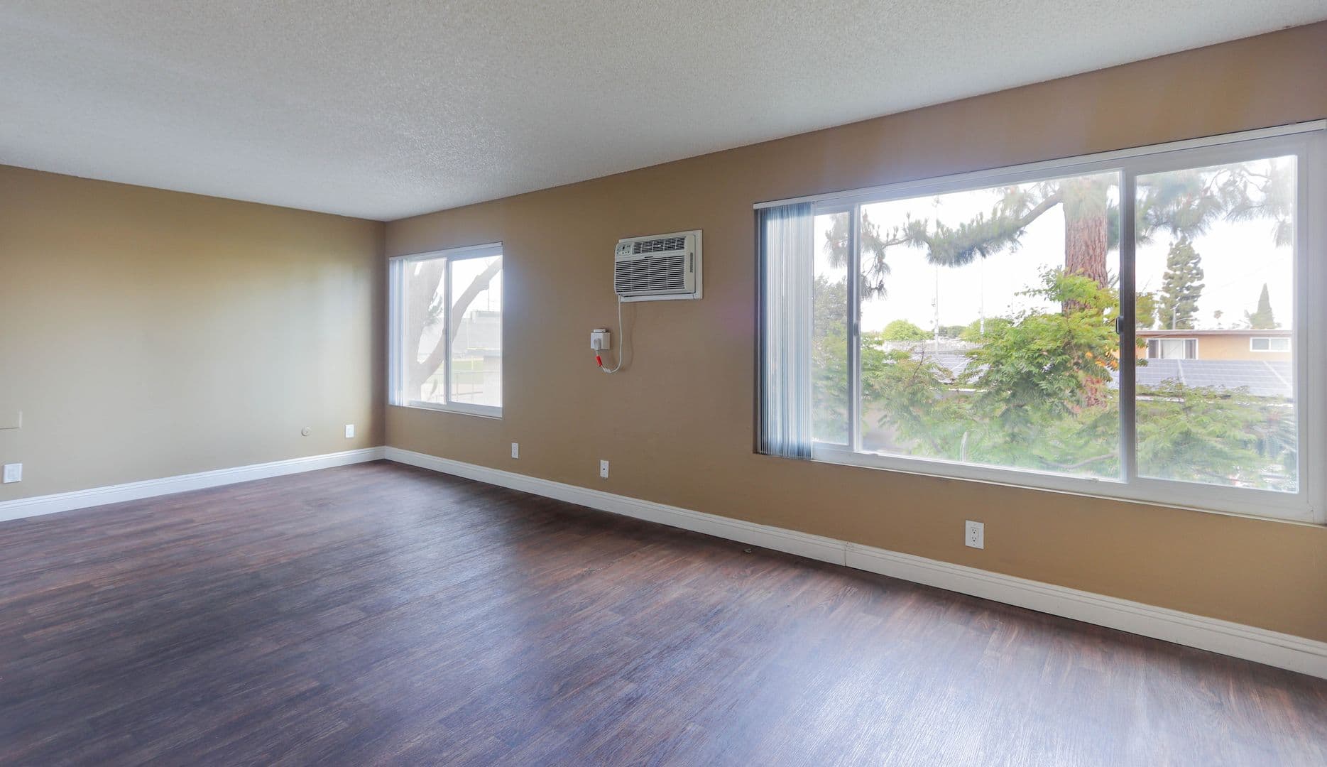 Anaheim Apartment: 225 Southwestern Ave