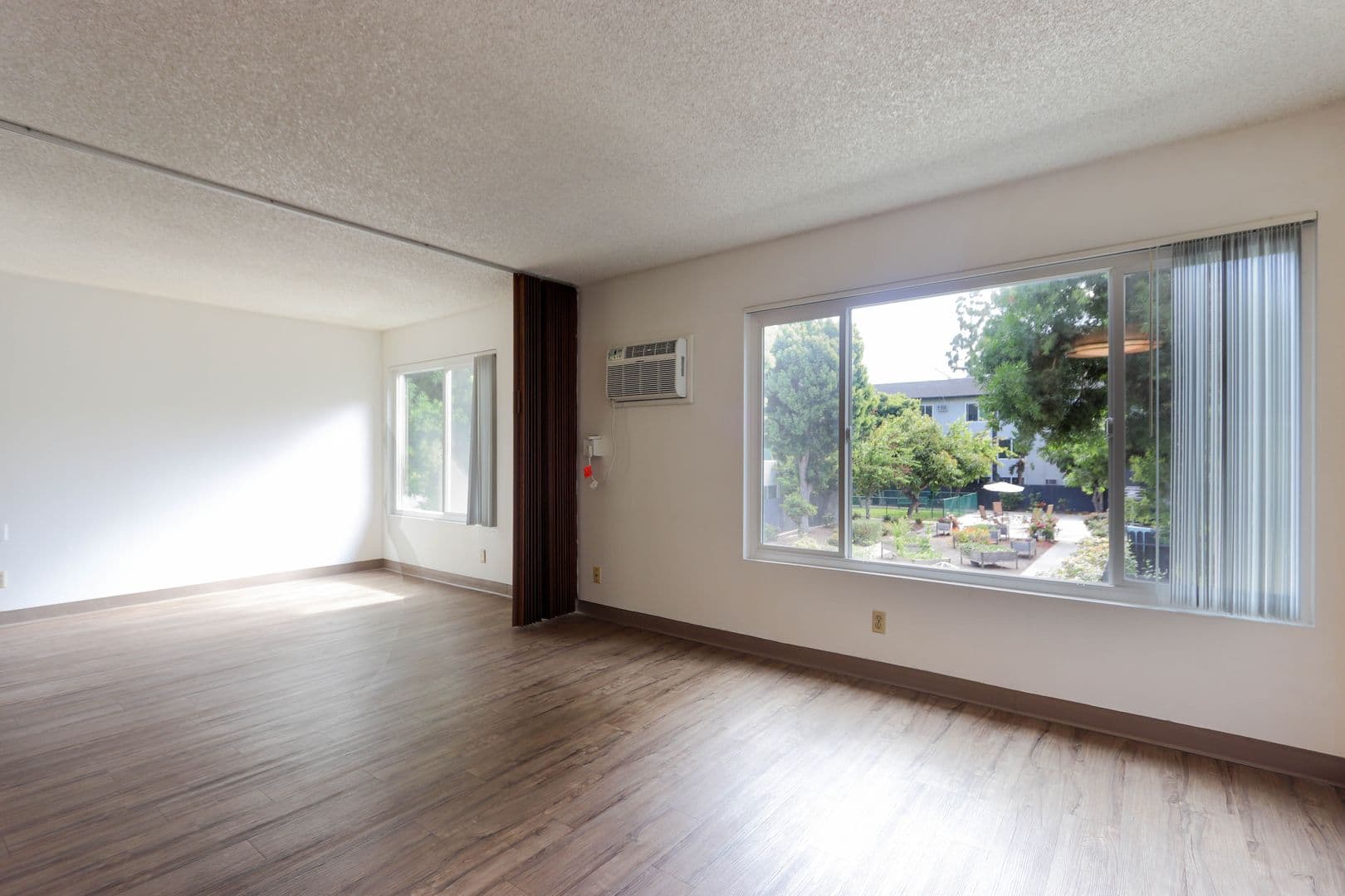Anaheim Apartment: 225 Southwestern Ave