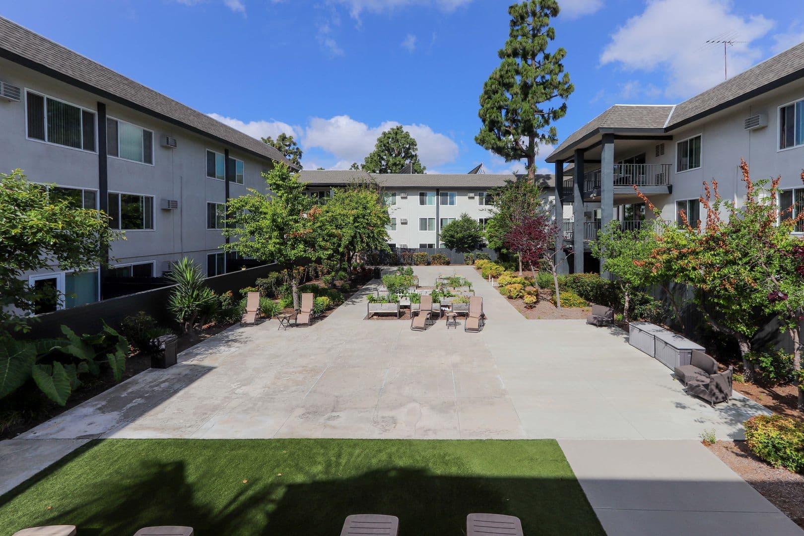 Anaheim Apartment: 225 Southwestern Ave