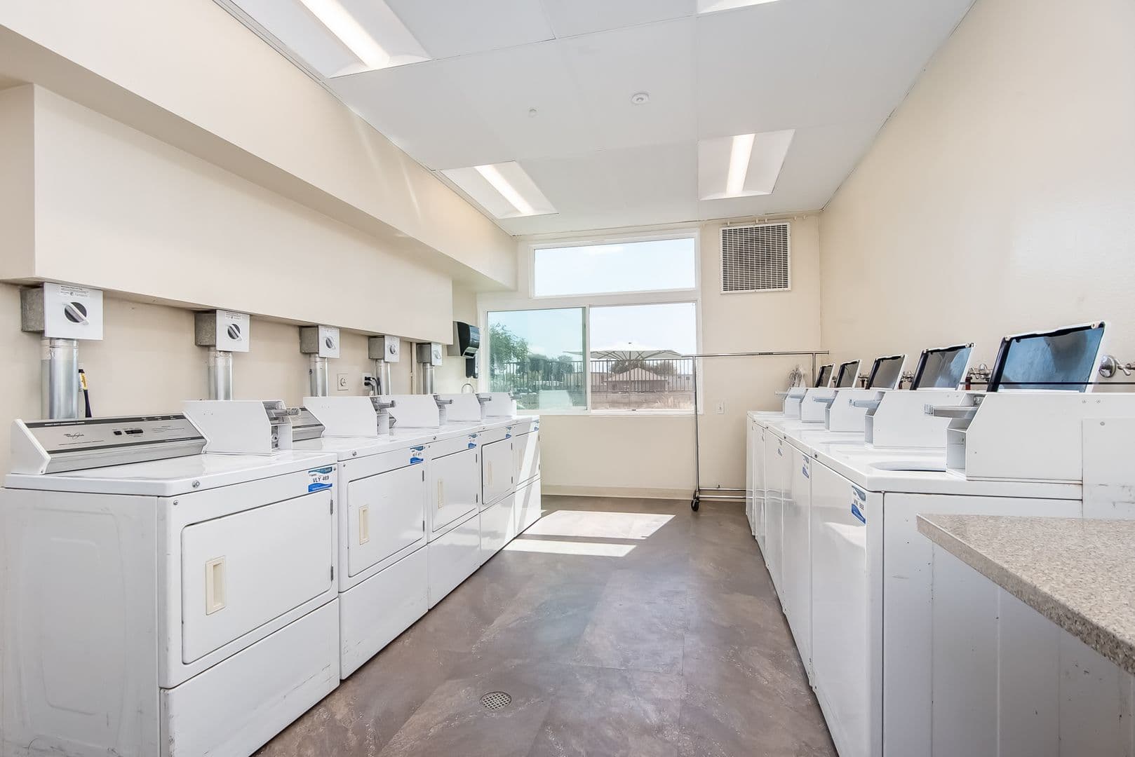 Bellflower Apartment: 9550 Oak Street