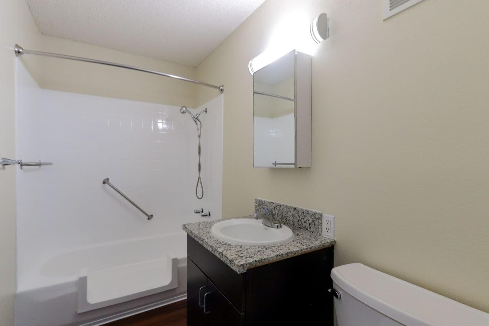Bellflower Apartment: 9550 Oak Street