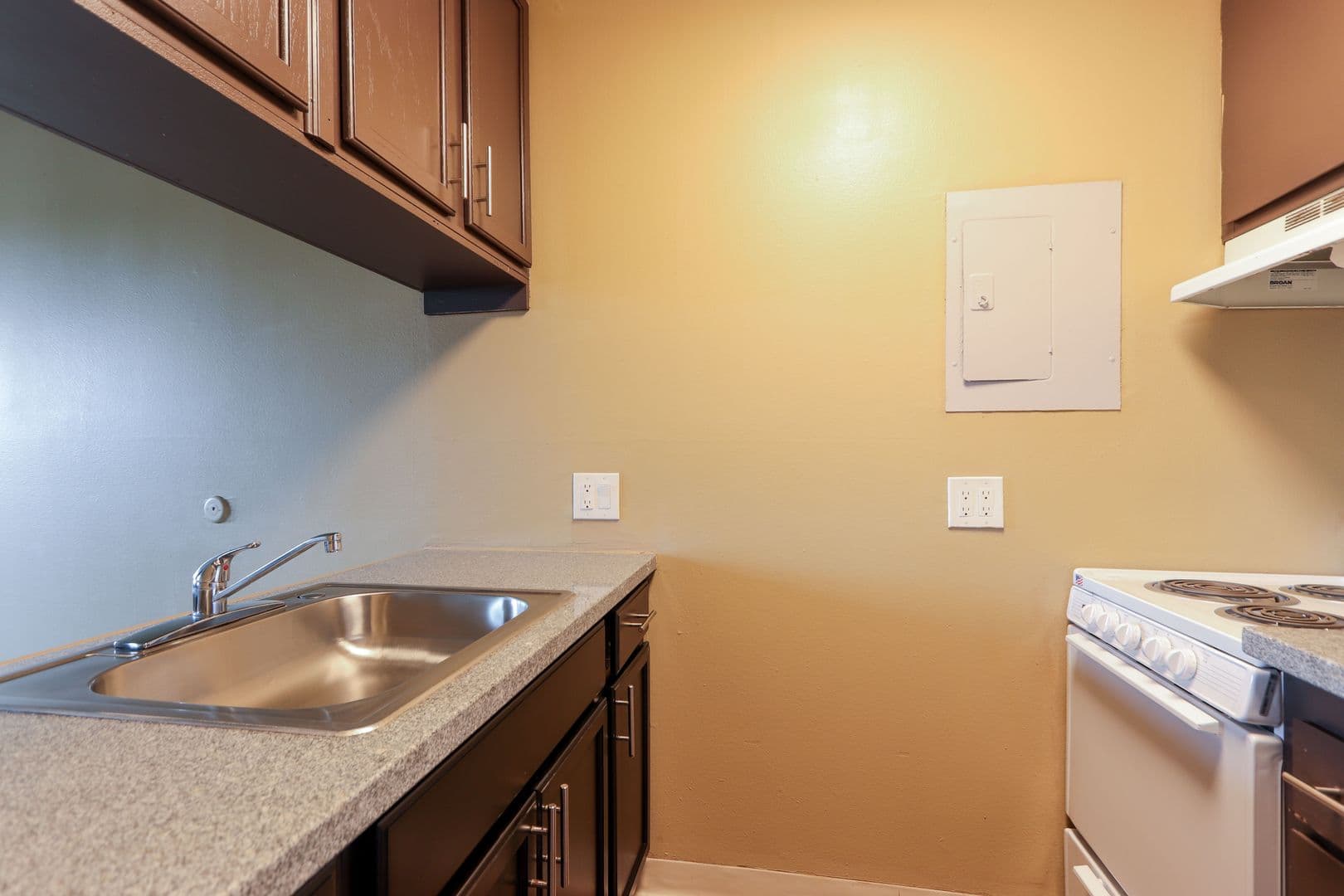 Anaheim Apartment: 225 Southwestern Ave
