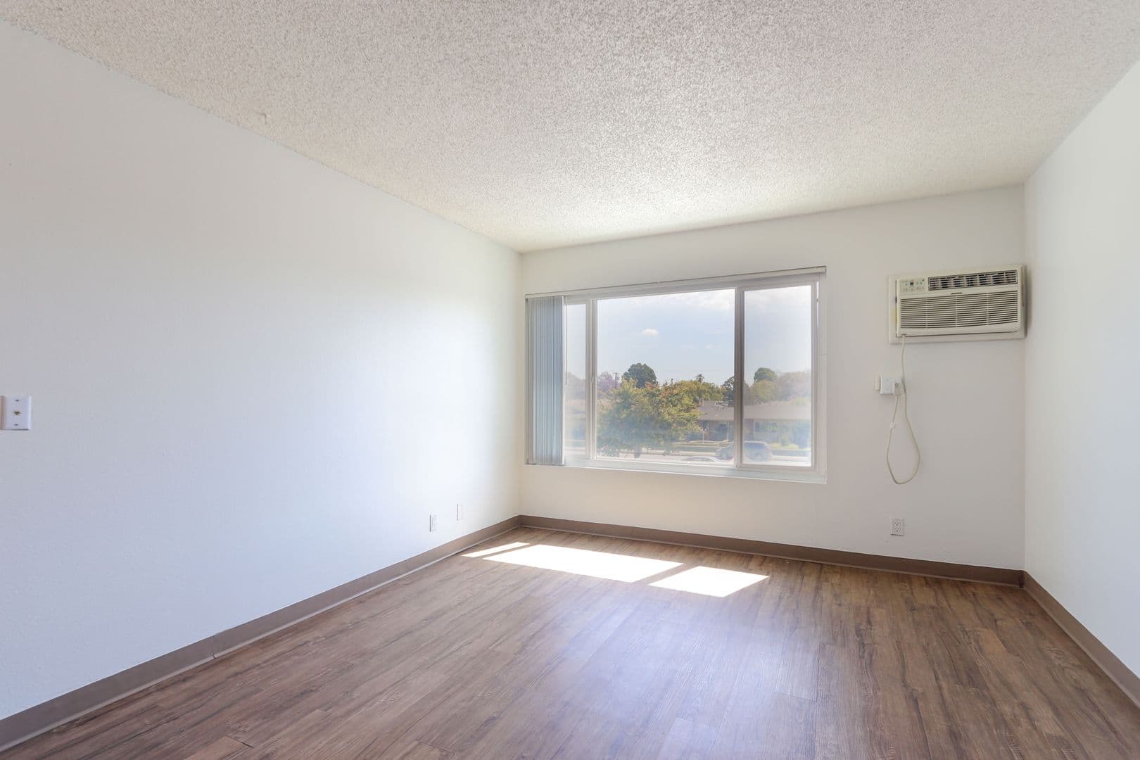 Anaheim Apartment: 225 Southwestern Ave