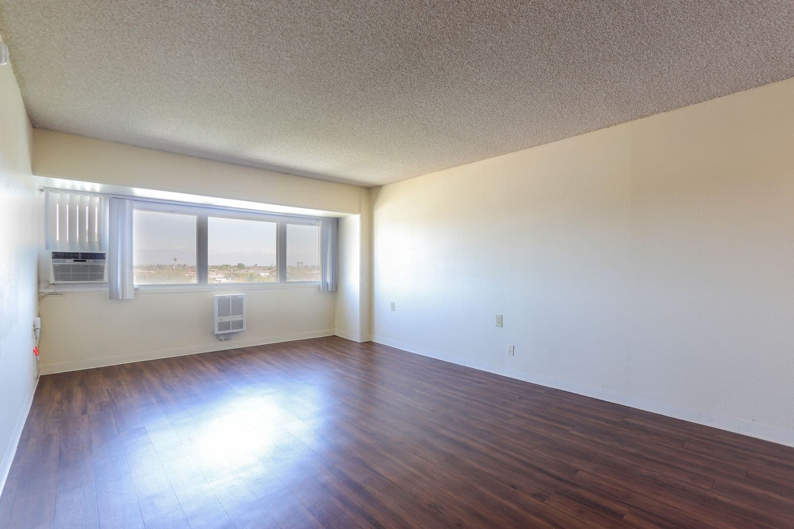 Bellflower Apartment: 9550 Oak Street