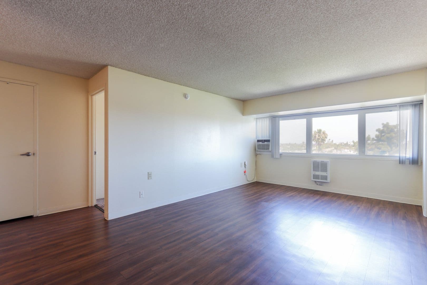 Bellflower Apartment: 9550 Oak Street