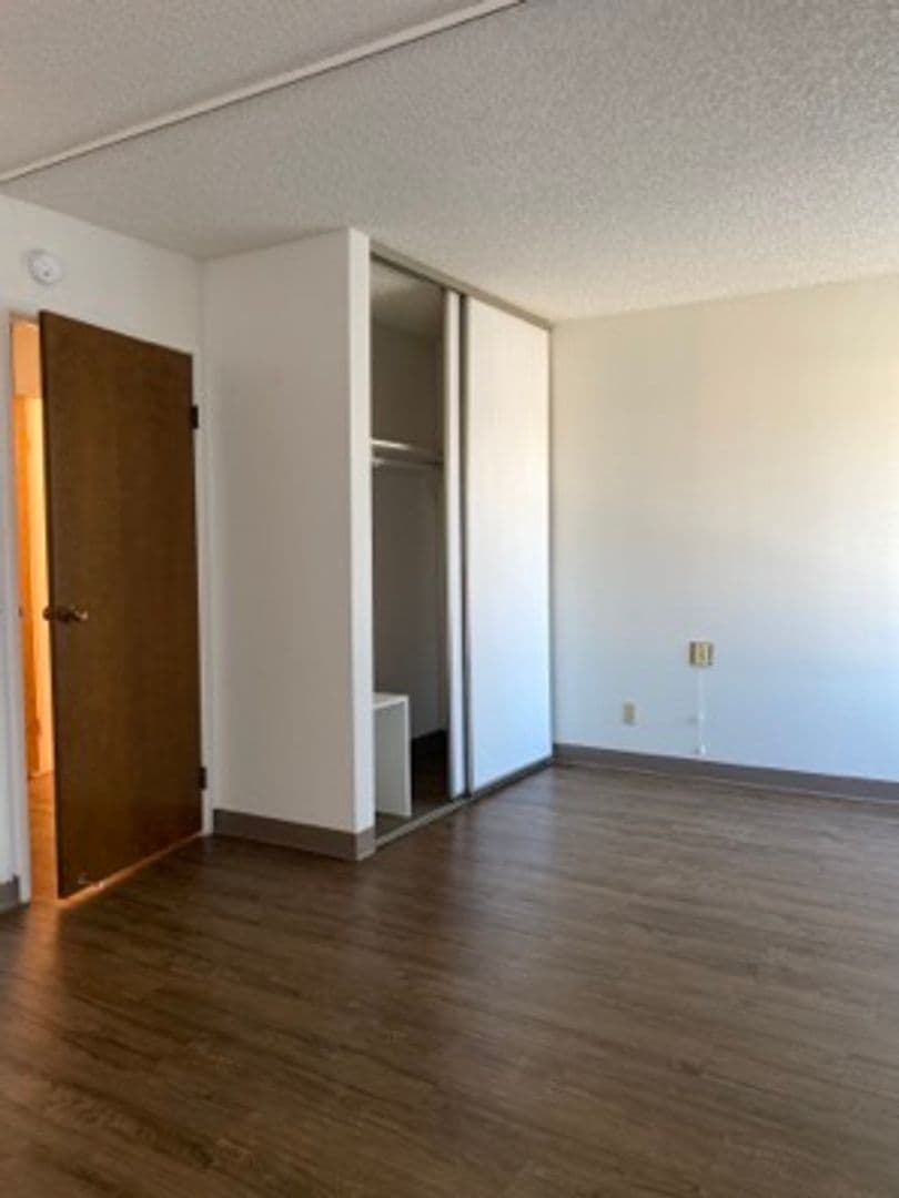 Anaheim Apartment: 225 Southwestern Ave