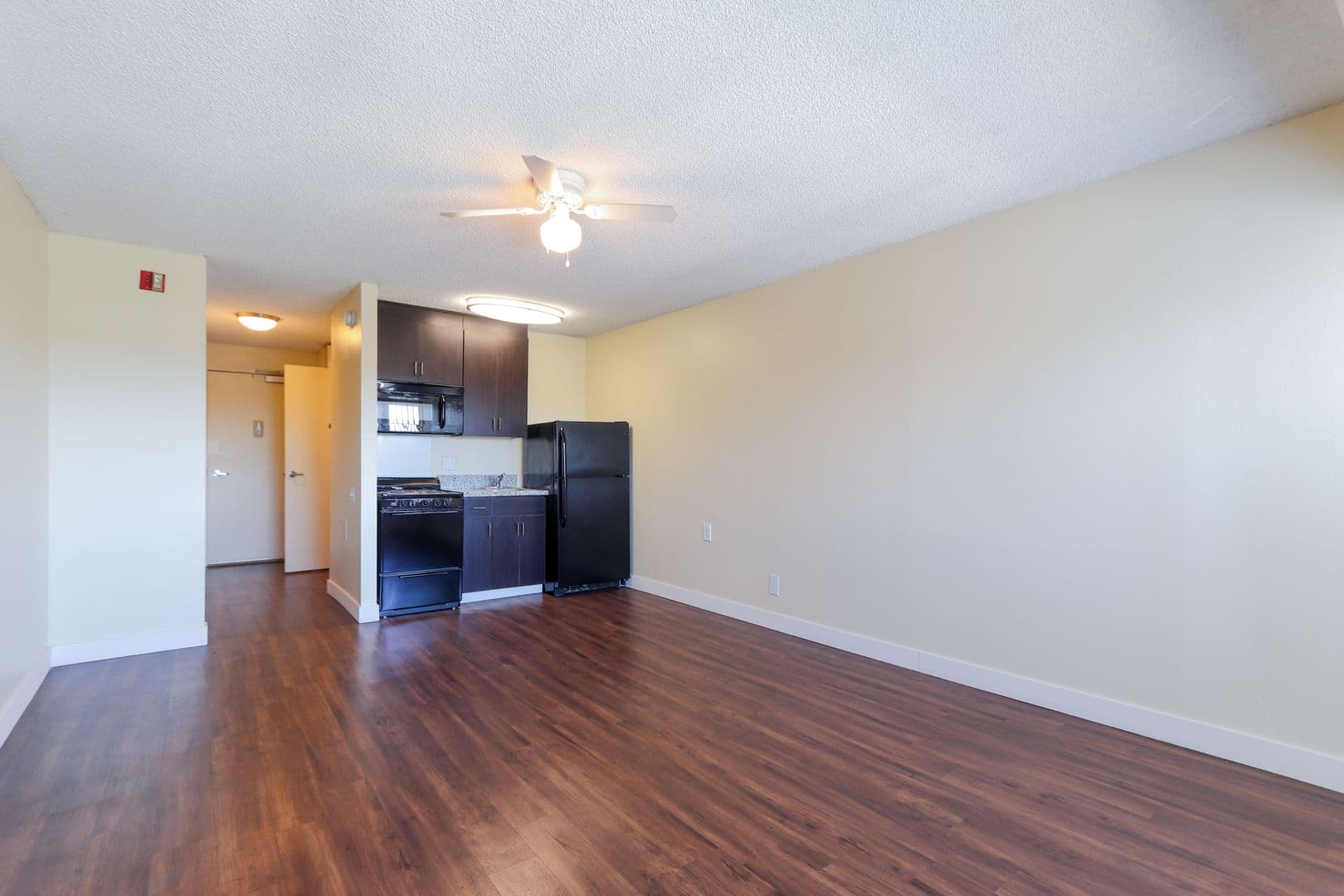 Bellflower Apartment: 9550 Oak Street