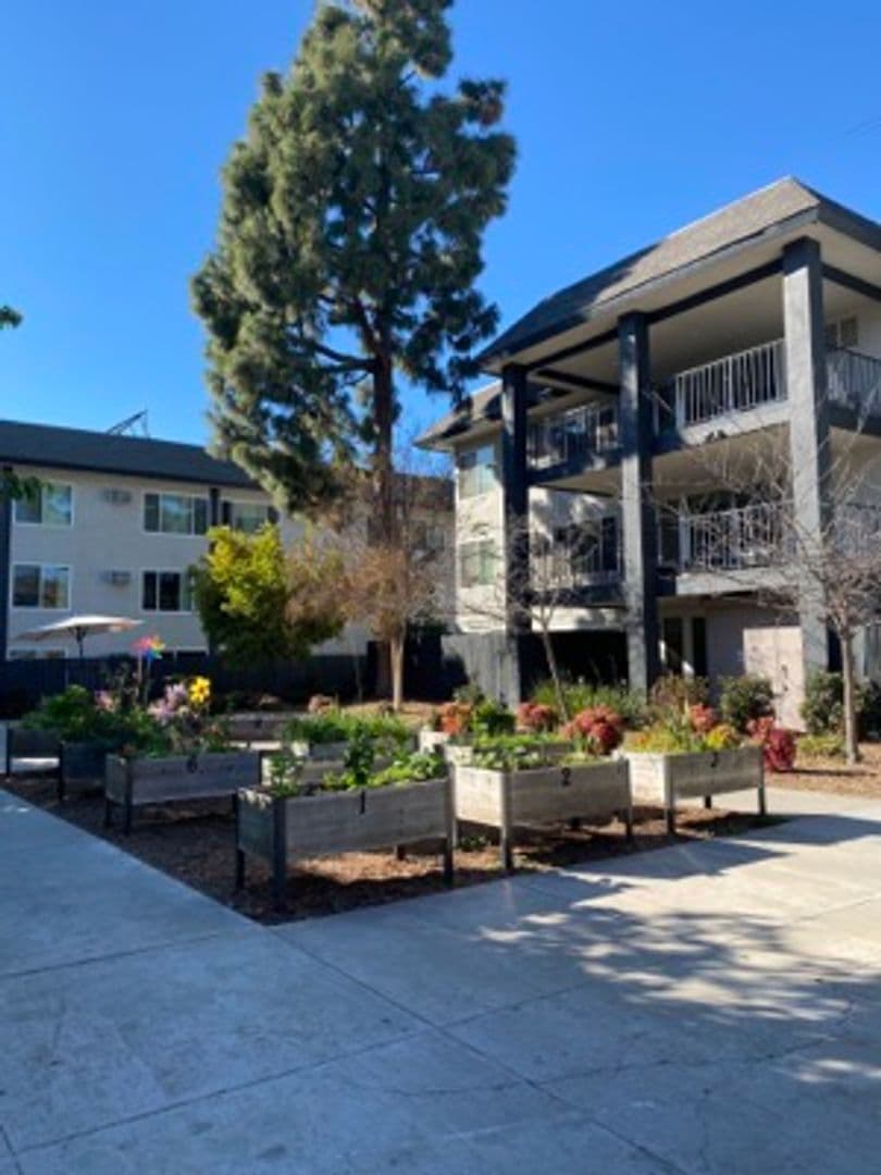 Anaheim Apartment: 225 Southwestern Ave