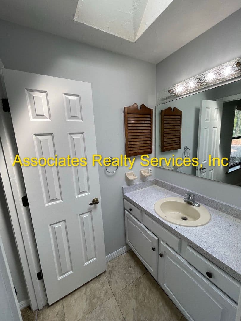 Gainesville House: 2904 NW 68th Avenue