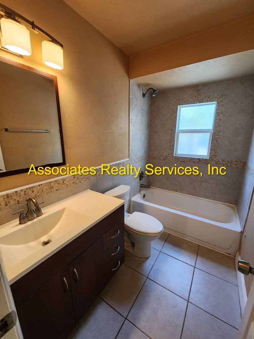 Gainesville House: 4703 NW 35th ST
