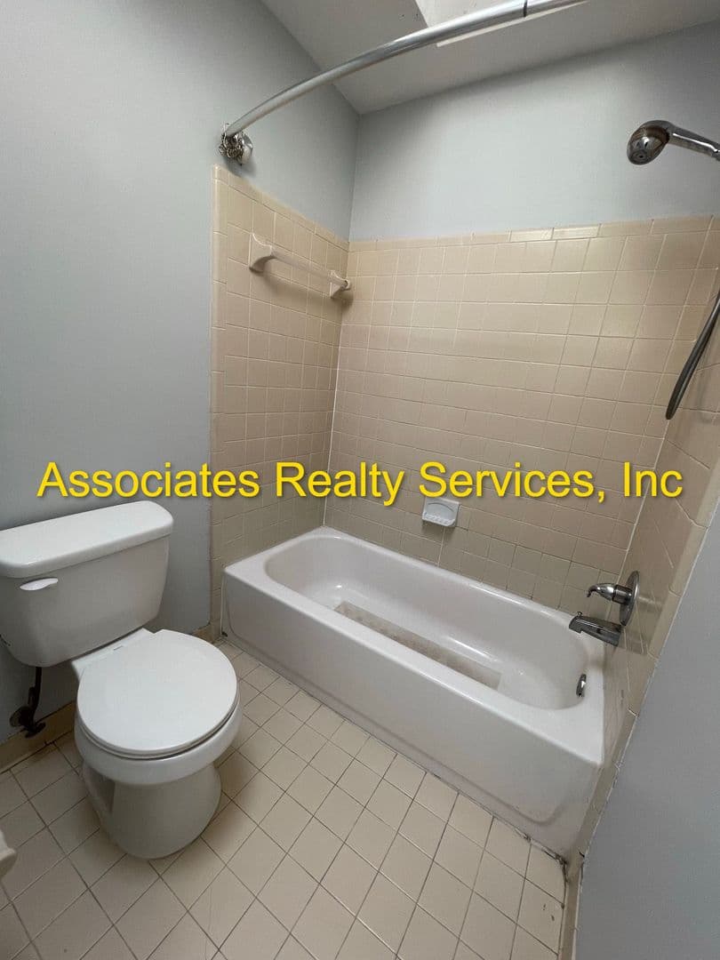 Gainesville House: 2904 NW 68th Avenue