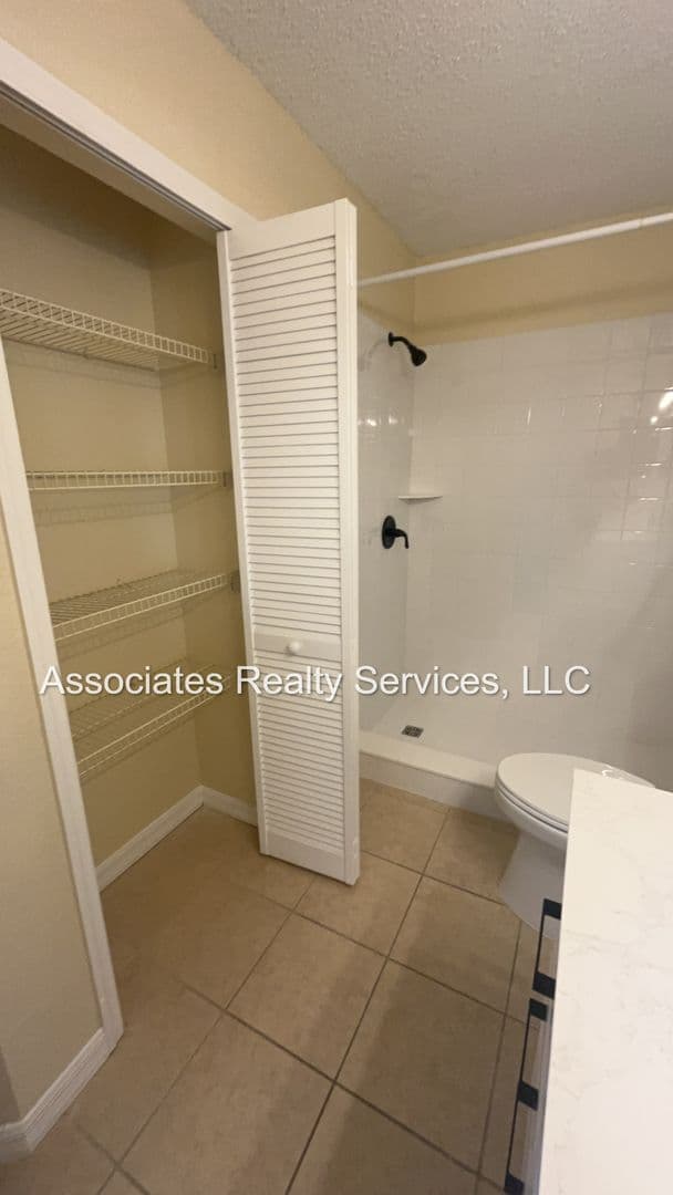 Gainesville House: 3705 SW 27th St,