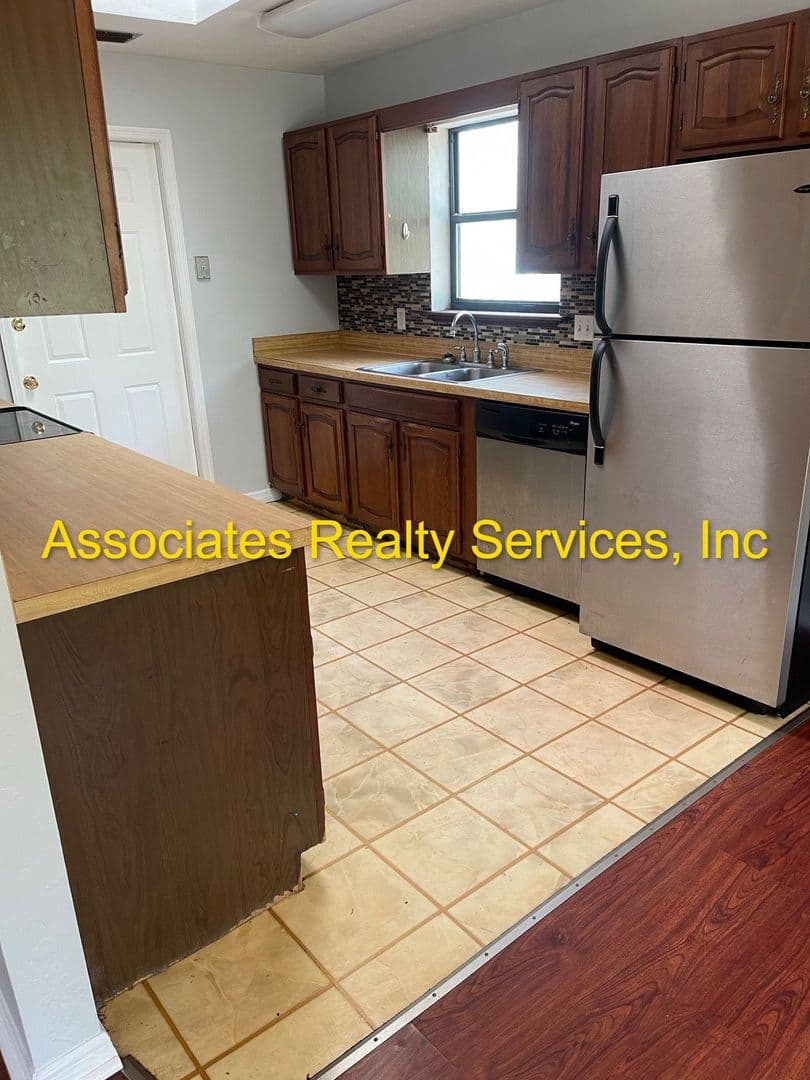 Gainesville House: 2904 NW 68th Avenue