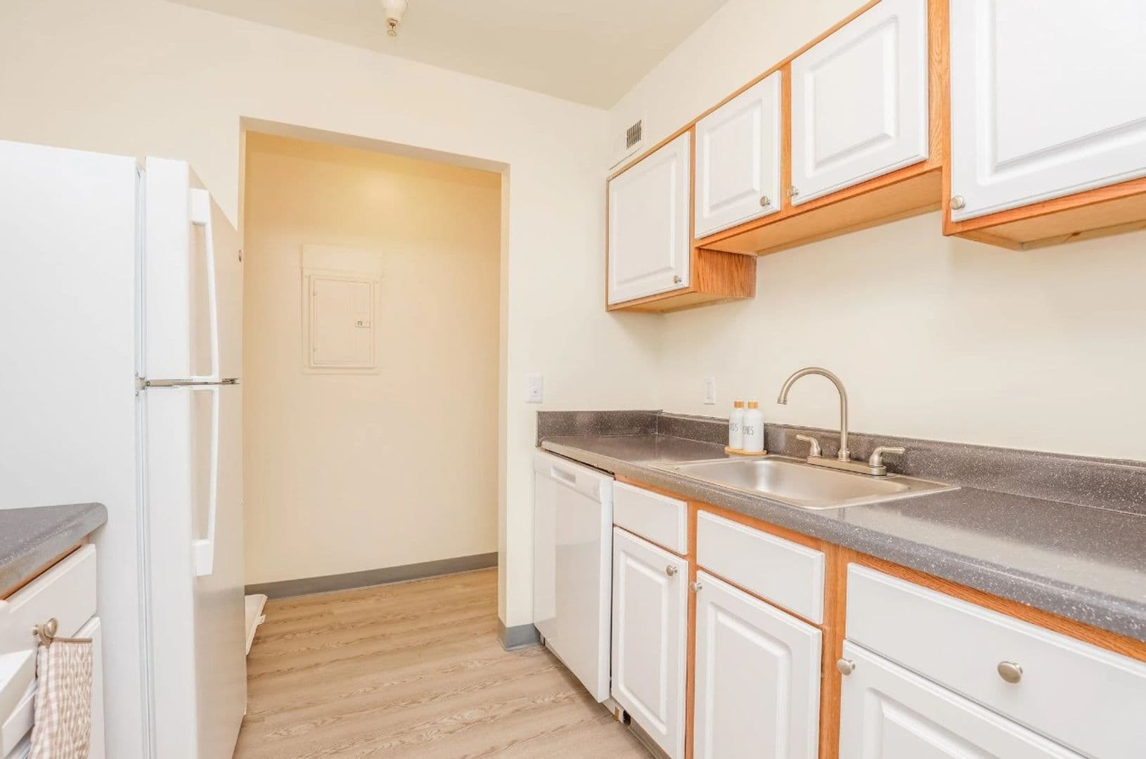 Richmond Apartment: 3716 Delmont St.