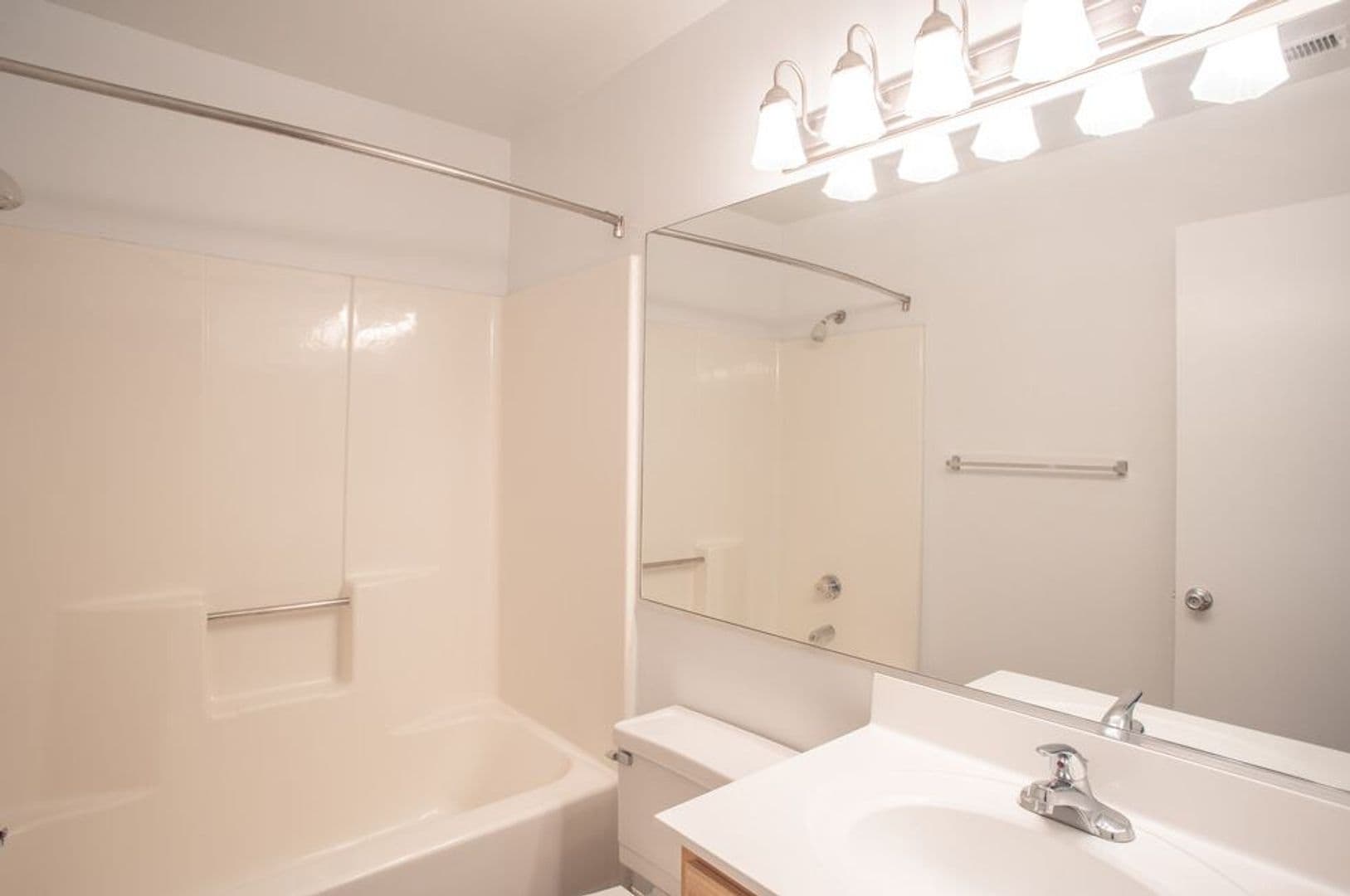 Yorktown Apartment: 101 Little Bay Avenue