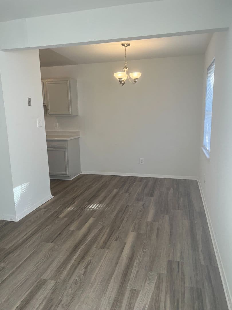 Newport News Apartment: 17 Middlesex Rd. #3