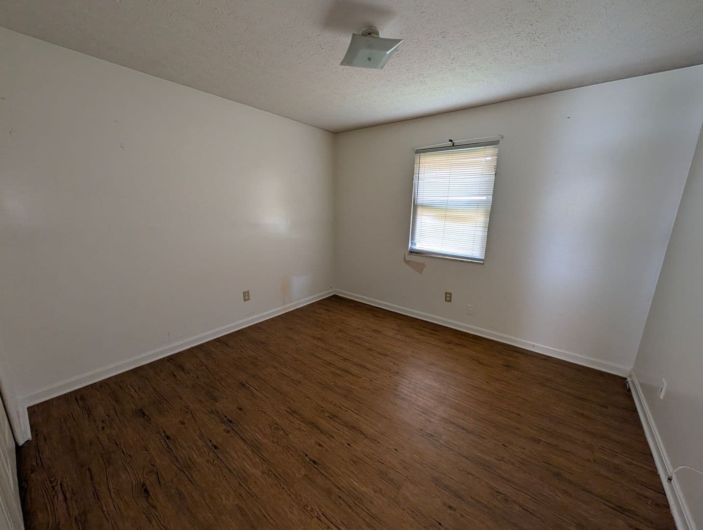 Louisville Apartment: 8600 Standing Oak Dr.