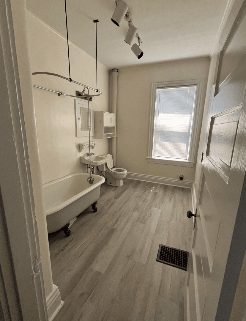 Louisville Apartment: 1938 Deerwood Avenue