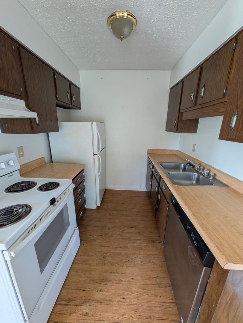 Louisville Apartment: 8600 Standing Oak Dr.