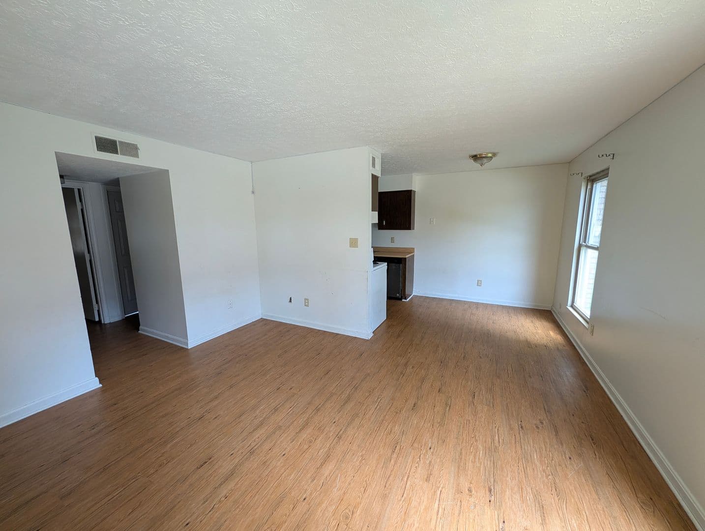 Louisville Apartment: 8600 Standing Oak Dr.