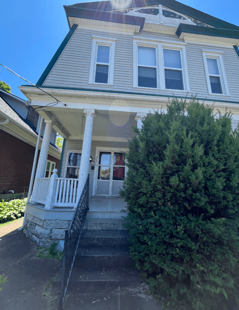 Louisville Apartment: 1938 Deerwood Avenue