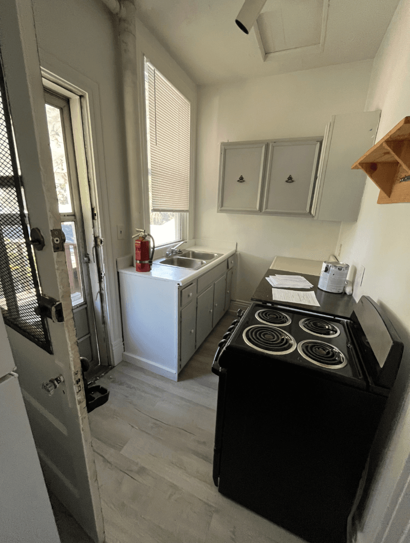 Louisville Apartment: 1938 Deerwood Avenue