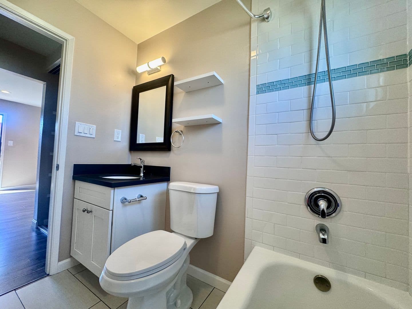 San Leandro Apartment: 510 Castro st
