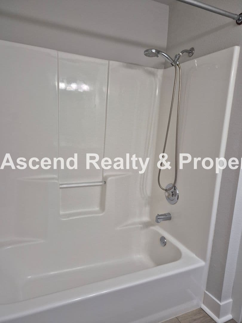 Portland House: 5835 NW Landing Dr