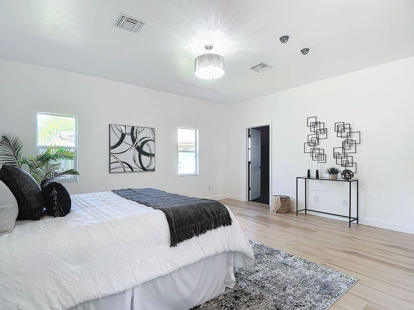 Naples House: 130 16th Ave NE